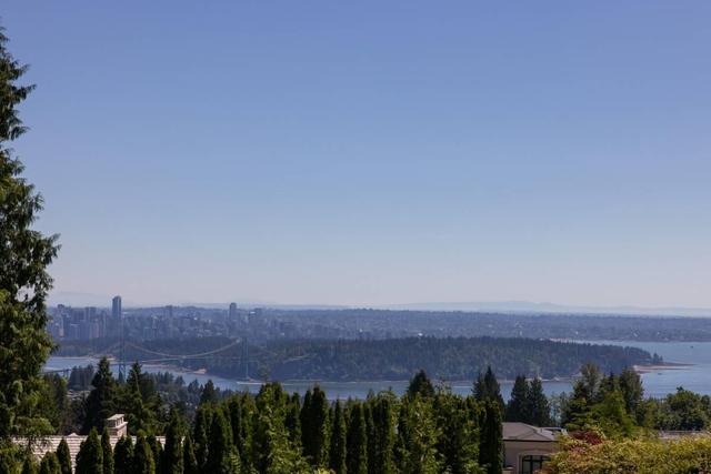 1259 Chartwell Place, House detached with 5 bedrooms, 4 bathrooms and null parking in West Vancouver BC | Image 1