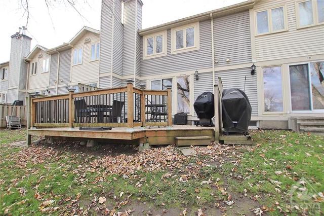 15 Saxton Crescent, Townhouse with 3 bedrooms, 2 bathrooms and 2 parking in Ottawa ON | Image 20
