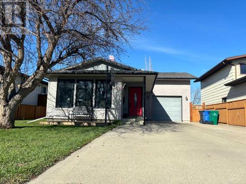349 Leaside Avenue, House detached with 3 bedrooms, 2 bathrooms and 3 parking in Lethbridge AB | Card Image