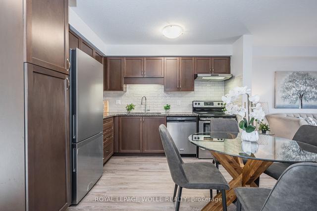 71 Arlington Cres, Townhouse with 3 bedrooms, 3 bathrooms and 2 parking in Guelph ON | Image 4