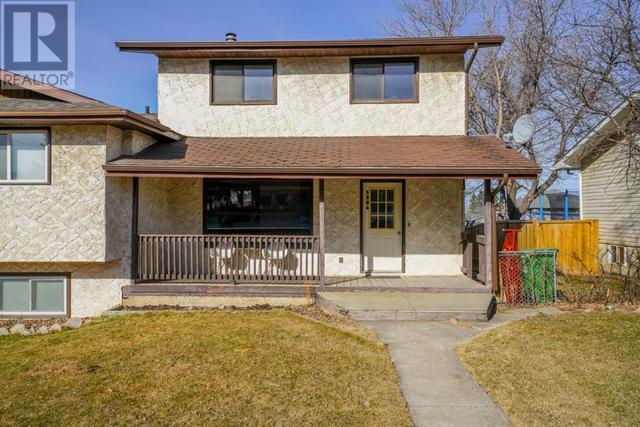 5306 53 Street, House semidetached with 4 bedrooms, 1 bathrooms and 1 parking in Rocky Mountain House AB | Image 2