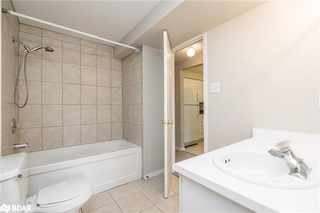 104 - 117 Edgehill Dr, Condo with 2 bedrooms, 1 bathrooms and 1 parking in Barrie ON | Image 3
