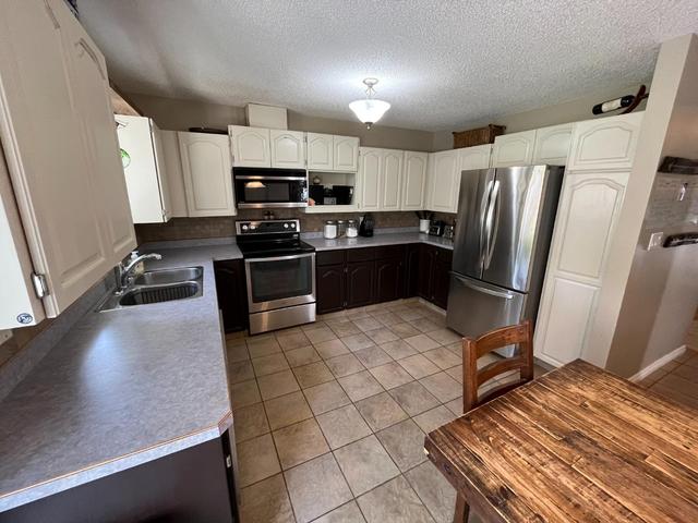 11802 78 Street, House detached with 5 bedrooms, 3 bathrooms and 6 parking in Peace River AB | Image 2