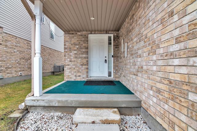 312 Fallowfield Dr, Townhouse with 3 bedrooms, 4 bathrooms and 3 parking in Kitchener ON | Image 4