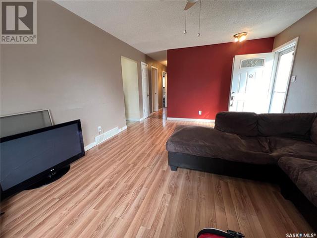 430 Mowat Crescent, House detached with 4 bedrooms, 2 bathrooms and null parking in Saskatoon SK | Image 2