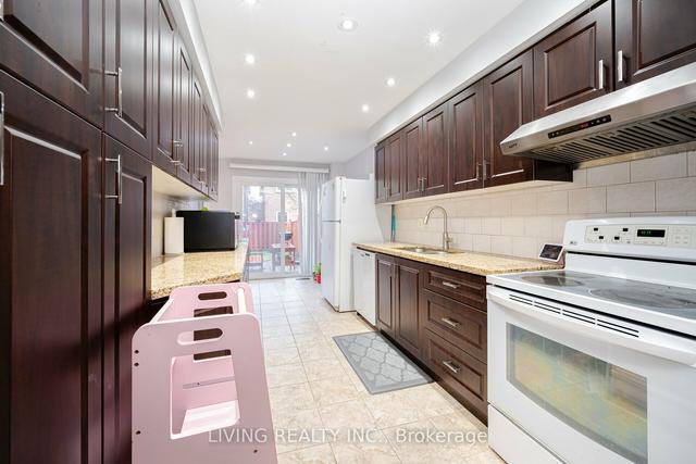 41 Jonathan Gate, House detached with 3 bedrooms, 3 bathrooms and 3 parking in Vaughan ON | Image 2