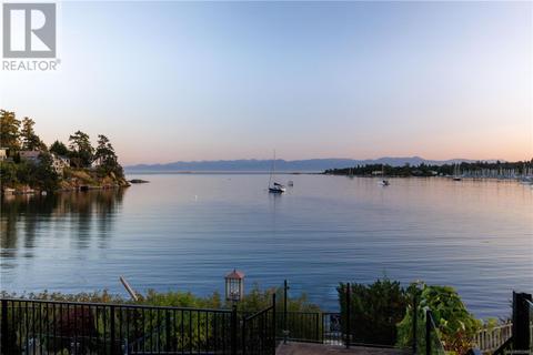 3917 Cadboro Bay Rd, House detached with 4 bedrooms, 3 bathrooms and 6 parking in Saanich BC | Card Image