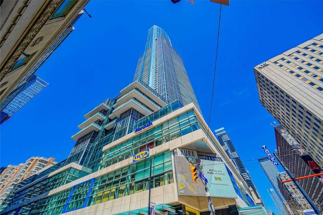 7712 - 388 Yonge St, Condo with 2 bedrooms, 2 bathrooms and 1 parking in Toronto ON | Image 1