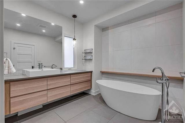 Primary ensuite with a large soaker tub. | Image 18