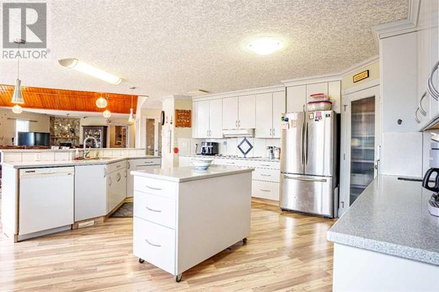 255011 Range Road 241, House detached with 8 bedrooms, 4 bathrooms and 10 parking in Wheatland County AB | Image 2