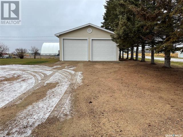 109 2nd Street Nw, House detached with 4 bedrooms, 2 bathrooms and null parking in Goodsoil SK | Image 2