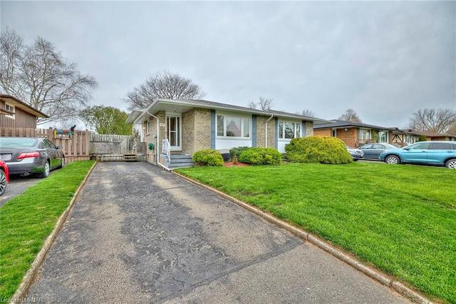 4691 Pettit Avenue, House semidetached with 3 bedrooms, 2 bathrooms and 3 parking in Niagara Falls ON | Image 5