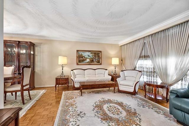 31 Islay Crt, House detached with 3 bedrooms, 2 bathrooms and 6 parking in Toronto ON | Image 3