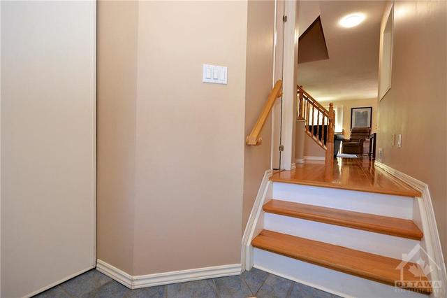 623 Deancourt Crescent, Townhouse with 3 bedrooms, 3 bathrooms and 3 parking in Ottawa ON | Image 5