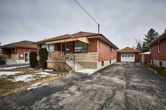 223 Cromwell Ave, House detached with 3 bedrooms, 2 bathrooms and 4 parking in Oshawa ON | Image 1