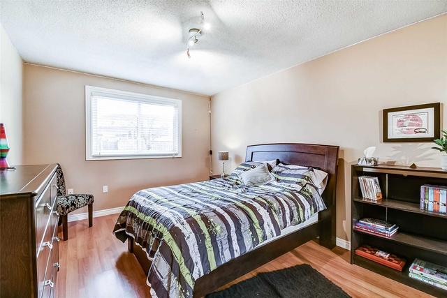 2307 Malcolm Cres, House attached with 3 bedrooms, 2 bathrooms and 3 parking in Burlington ON | Image 7