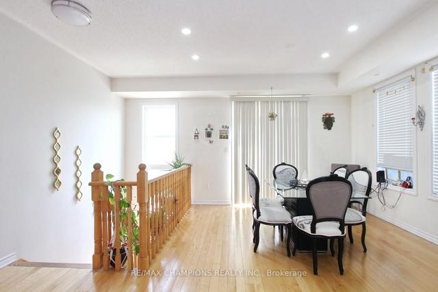 27 City Park Circ, House attached with 3 bedrooms, 4 bathrooms and 2 parking in Vaughan ON | Image 4
