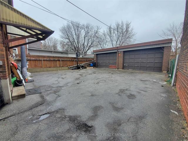 225 Oakwood Ave, House detached with 1 bedrooms, 2 bathrooms and 10 parking in Toronto ON | Image 3