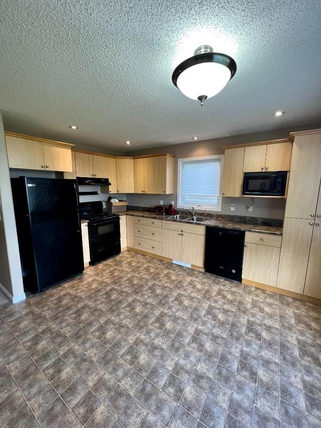 4823 53 Avenue, Home with 3 bedrooms, 1 bathrooms and 2 parking in Valleyview AB | Image 3