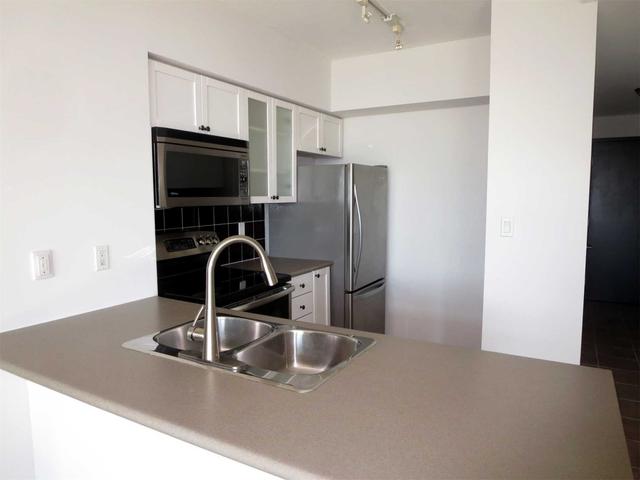 1017 - 410 Queens Quay W, Condo with 2 bedrooms, 1 bathrooms and 1 parking in Toronto ON | Image 2