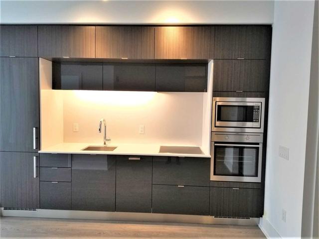5704 - 10 York St, Condo with 1 bedrooms, 1 bathrooms and 0 parking in Toronto ON | Image 9