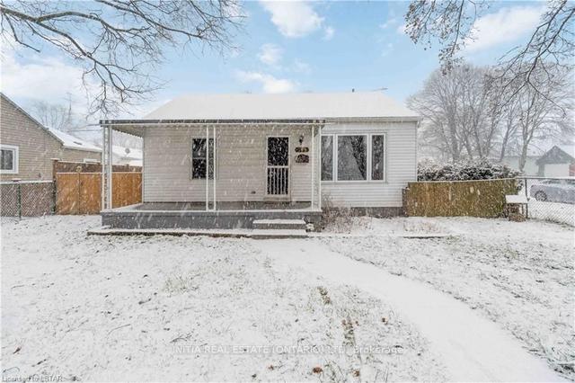 549 Cromwell St, House detached with 2 bedrooms, 1 bathrooms and 3 parking in Sarnia ON | Image 1