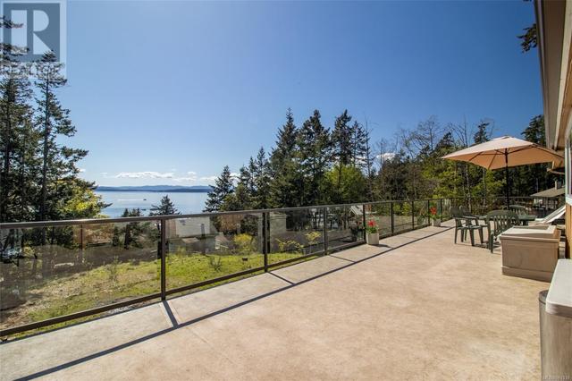 3731 Privateers Rd, House detached with 4 bedrooms, 2 bathrooms and 5 parking in Southern Gulf Islands BC | Image 2