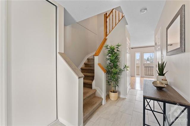 187 Arcola Private, Townhouse with 3 bedrooms, 2 bathrooms and 3 parking in Ottawa ON | Image 3