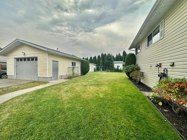 109 12th Avenue, House detached with 4 bedrooms, 2 bathrooms and null parking in Kootenay Boundary B BC | Image 2