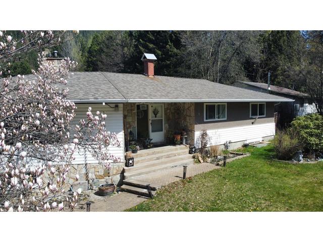 3583 Broadwater Rd, House detached with 3 bedrooms, 3 bathrooms and null parking in Central Kootenay J BC | Image 1