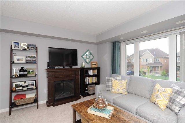 145 Lewis Honey Dr, Townhouse with 2 bedrooms, 3 bathrooms and 1 parking in Aurora ON | Image 4