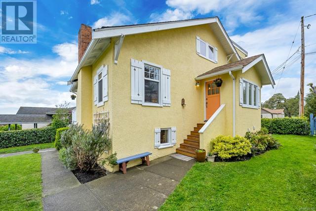 3284 Megaw Pl, House detached with 5 bedrooms, 3 bathrooms and 2 parking in Saanich BC | Image 1
