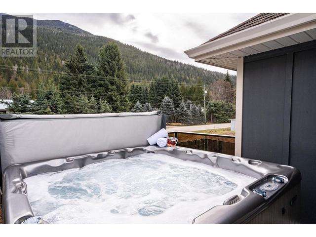 1938 Aspen Crescent, House detached with 4 bedrooms, 3 bathrooms and 6 parking in Revelstoke BC | Image 14