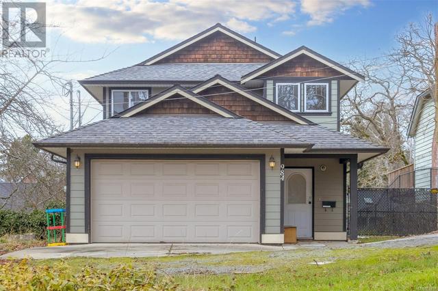 984 Cloverdale Ave, House detached with 4 bedrooms, 3 bathrooms and 3 parking in Saanich BC | Image 1