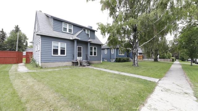 333 10 Avenue Ne, House detached with 3 bedrooms, 1 bathrooms and 1 parking in Calgary AB | Image 1