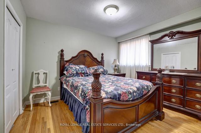 1 Midden Cres, House detached with 3 bedrooms, 2 bathrooms and 3 parking in Toronto ON | Image 4