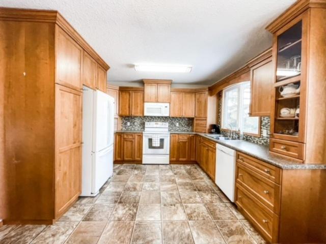 4432 56 Avenue, House detached with 5 bedrooms, 2 bathrooms and 4 parking in Provost AB | Image 2
