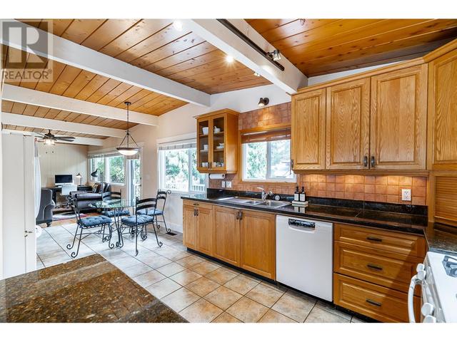 1372 Lennox Street, House detached with 5 bedrooms, 3 bathrooms and 5 parking in North Vancouver BC | Image 9