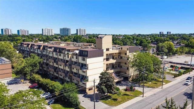 103 - 665 Kennedy Rd, Condo with 3 bedrooms, 2 bathrooms and 1 parking in Toronto ON | Card Image