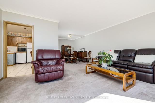 39 Dunsany Cres, House semidetached with 3 bedrooms, 2 bathrooms and 3 parking in Toronto ON | Image 25
