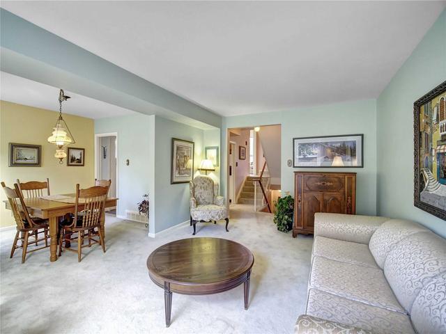 152 Fenside Dr, House semidetached with 3 bedrooms, 2 bathrooms and 5 parking in Toronto ON | Image 3