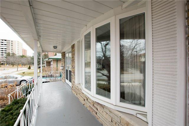 Upper - 292 Wellesworth Dr, House detached with 3 bedrooms, 1 bathrooms and 1 parking in Toronto ON | Image 6