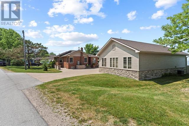 1370 Front Road South, House detached with 3 bedrooms, 2 bathrooms and null parking in Amherstburg ON | Image 4