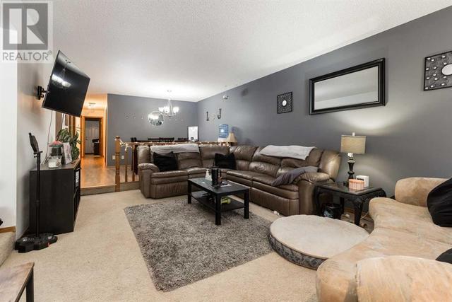 518 12 Street S, House semidetached with 4 bedrooms, 2 bathrooms and 4 parking in Lethbridge AB | Image 3