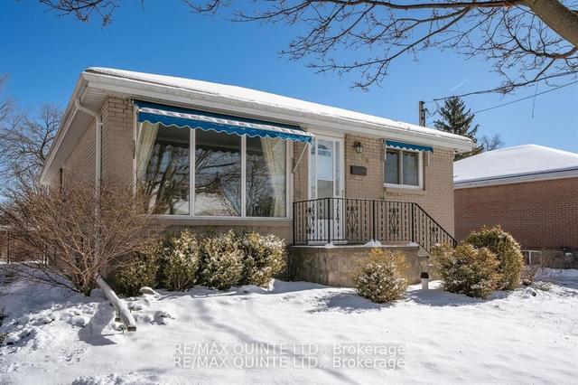 59 Sinclair St, House detached with 3 bedrooms, 1 bathrooms and 3 parking in Belleville ON | Image 1