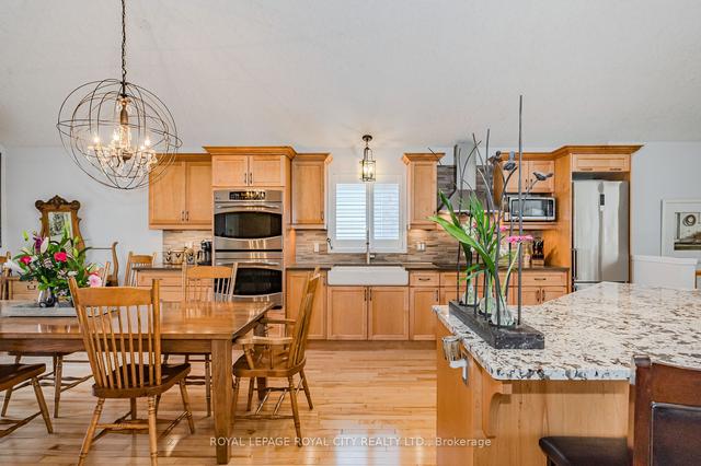 17 Milson Cres, House detached with 1 bedrooms, 3 bathrooms and 3 parking in Guelph ON | Image 3