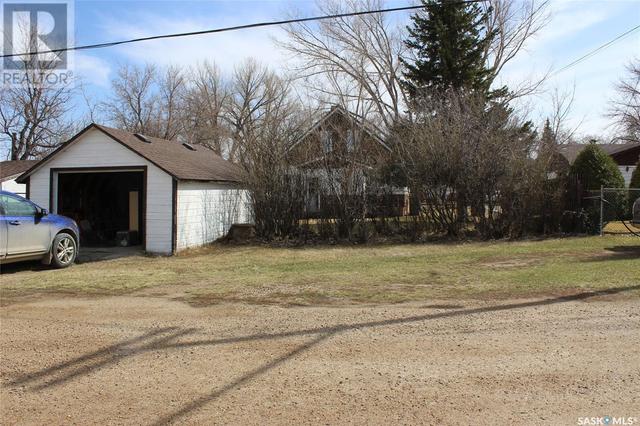 631 Front Street, House detached with 4 bedrooms, 2 bathrooms and null parking in Eastend SK | Image 31