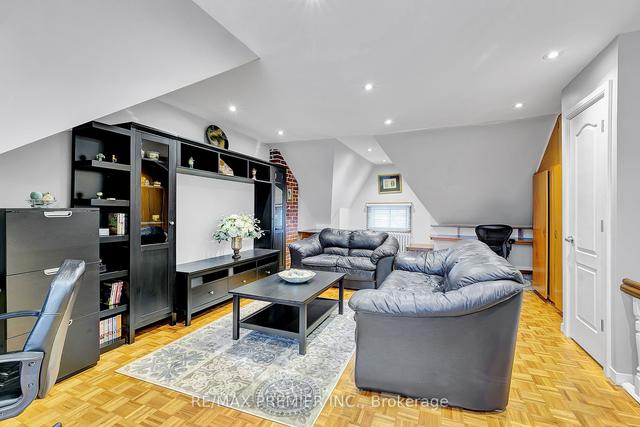 32 Robinson St, House attached with 4 bedrooms, 2 bathrooms and 1 parking in Toronto ON | Image 32
