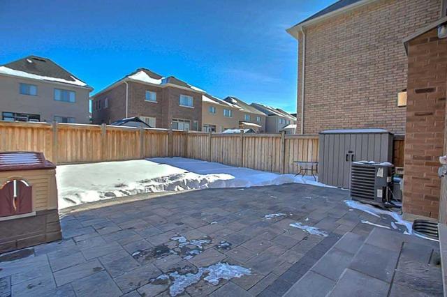27 Roth St, House detached with 4 bedrooms, 3 bathrooms and 3 parking in Aurora ON | Image 24