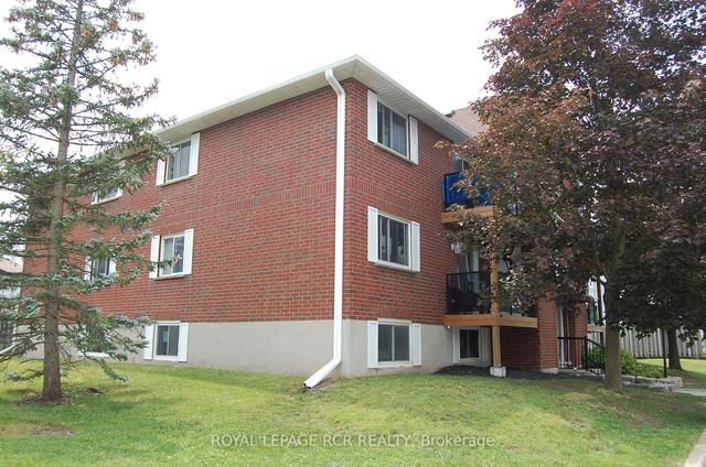 702 - 565 Greenfield Ave, Condo with 2 bedrooms, 1 bathrooms and 1 parking in Kitchener ON | Image 3